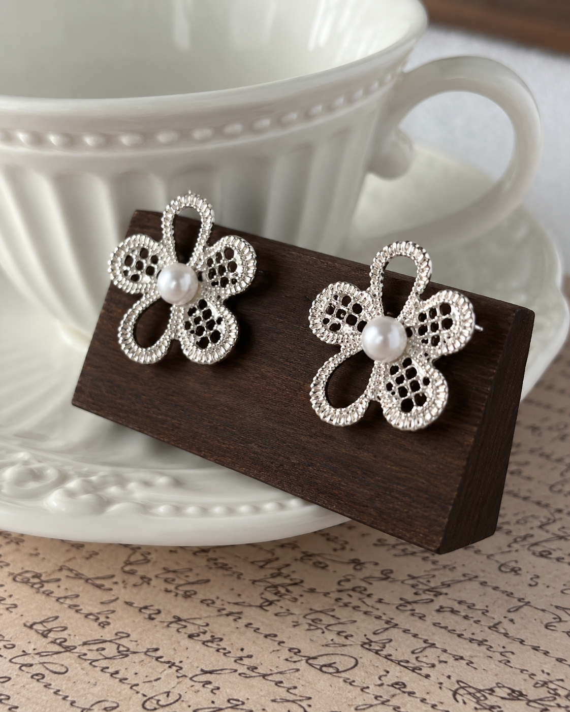 Silver needle openwork flower pearl earrings